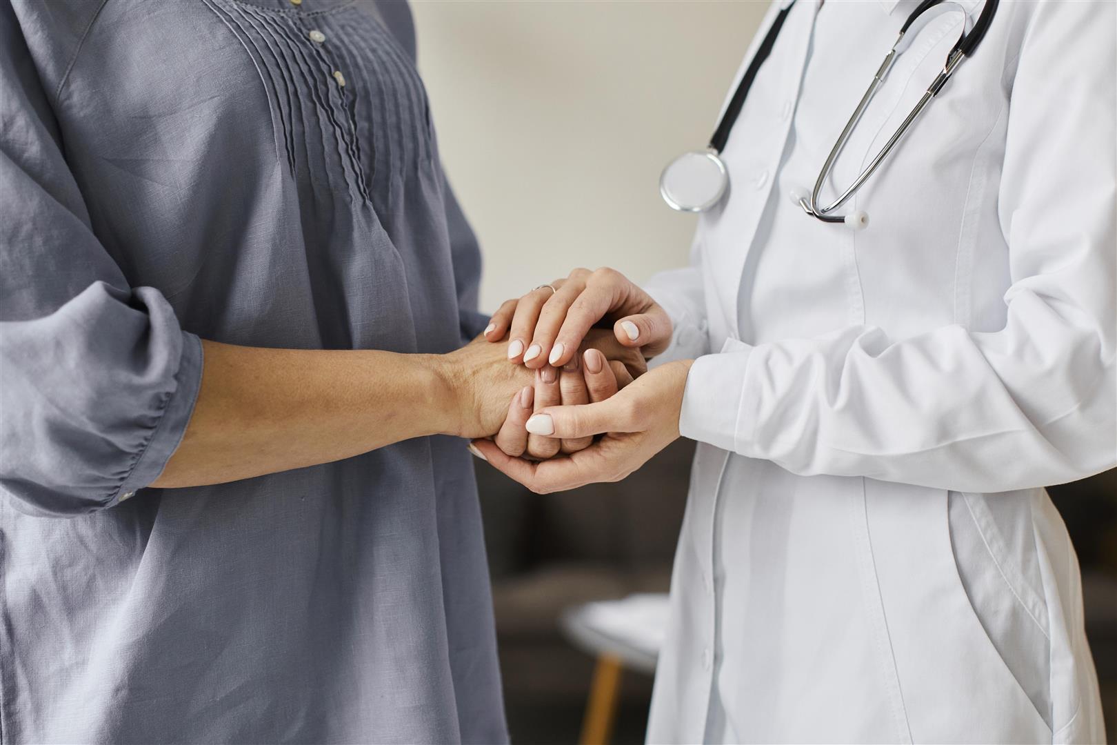În acest moment, furnizorii privați sunt incluși parțial în programele naționale, într-o formă pe care noi o considerăm drept discriminatorie. Această necesitate a depăşirii capacităţii sistemului public înseamnă întârzierea accesului la tratament. Sănătatea este un drept care nu se rezumă la proporţii şi bugete. Odată cu modificarea legislativă propusă în noua ordonanță, furnizorii privați și cei publici vor primi sume proporționale cu serviciile medicale prestate.  Pacienții rămân în sistem şi nu vor pierde accesul la tratament în urma alocării echitabile a finanțării pentru programele naționale de sănătate.